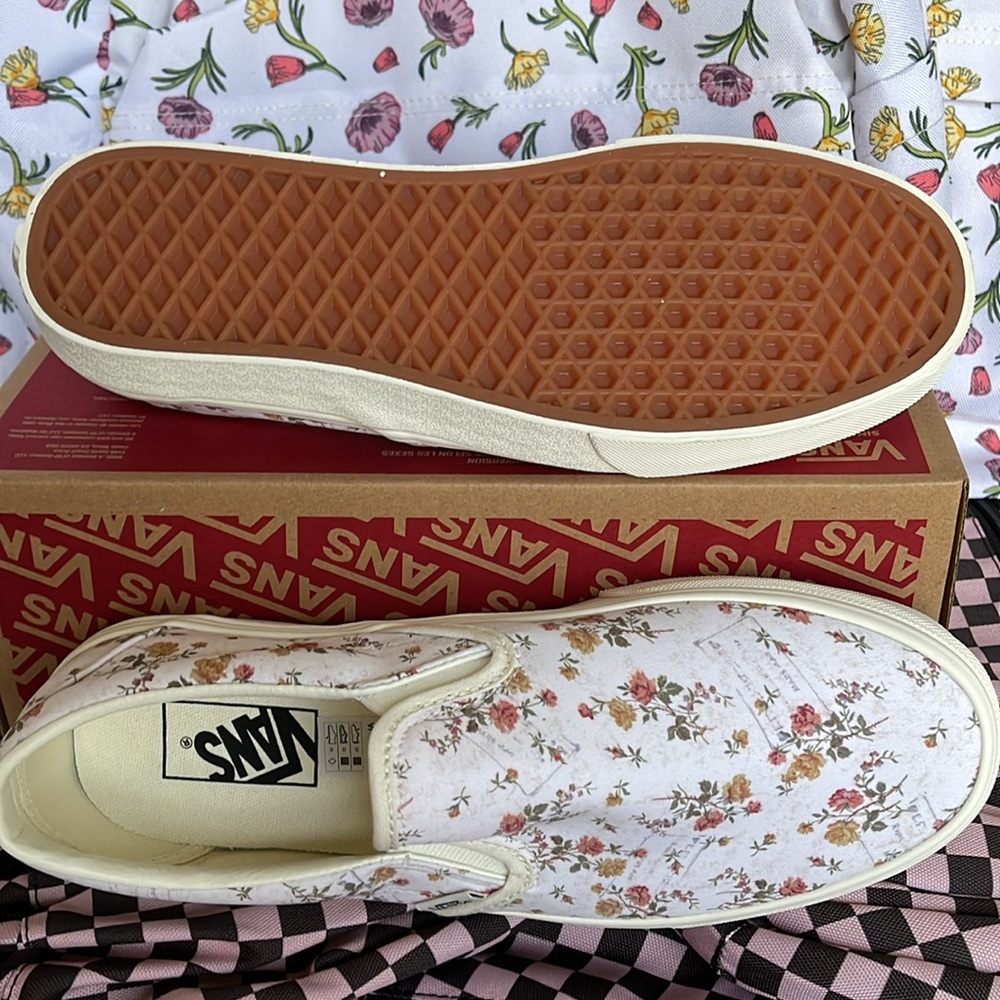 Vans WMNS Classic Slip-On (Vintage) Floral/Marshmal
VN0A38F7VMR
Sneakers - Picture 4 of 16